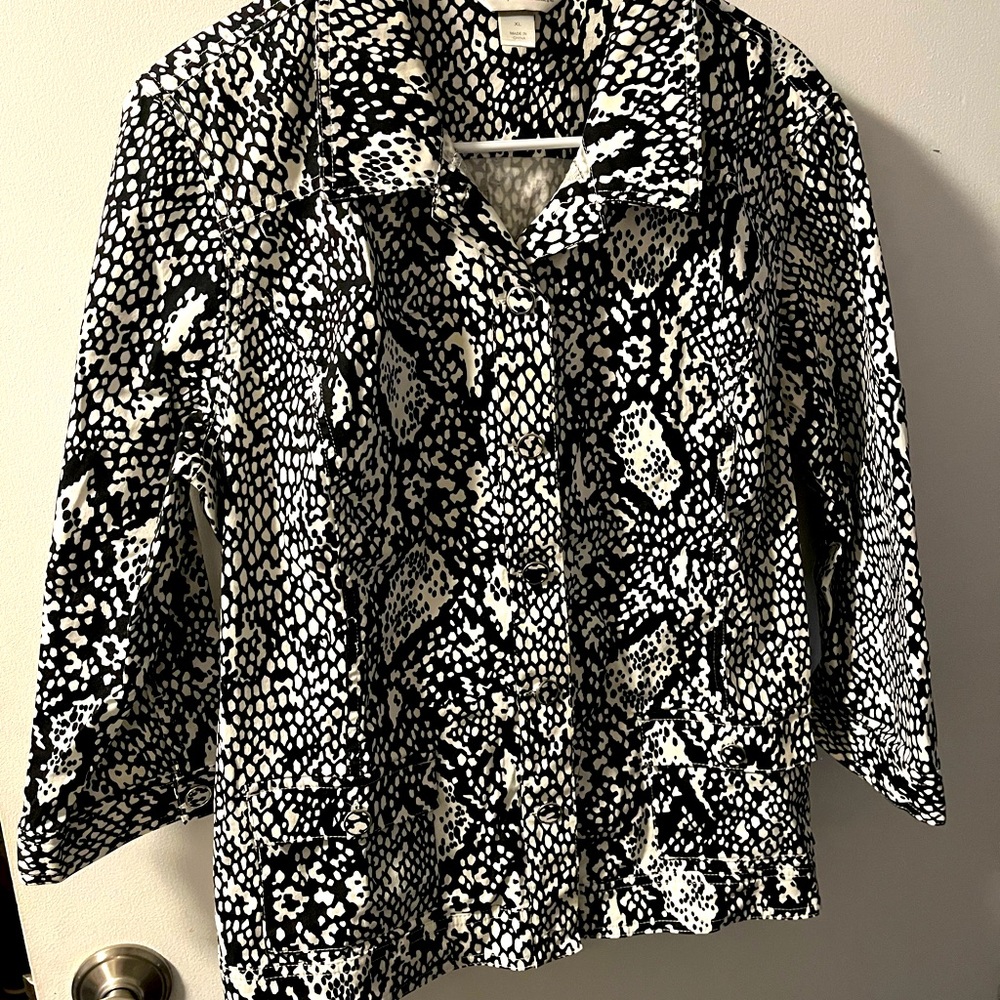 Levi style jacket. Black & White, with 3/4 length sleeves,button down front.